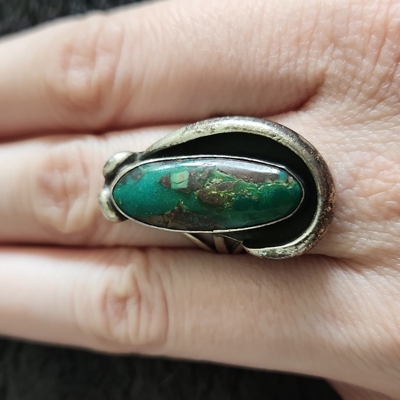 Silver ring with green stone size 6 - Picture 4 of 7